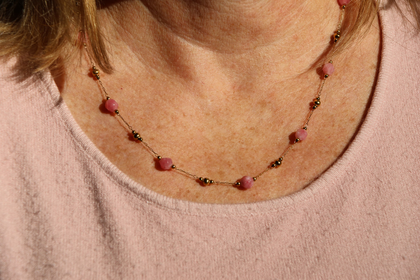 Collier acier inoxydable avec perle en pierre rose