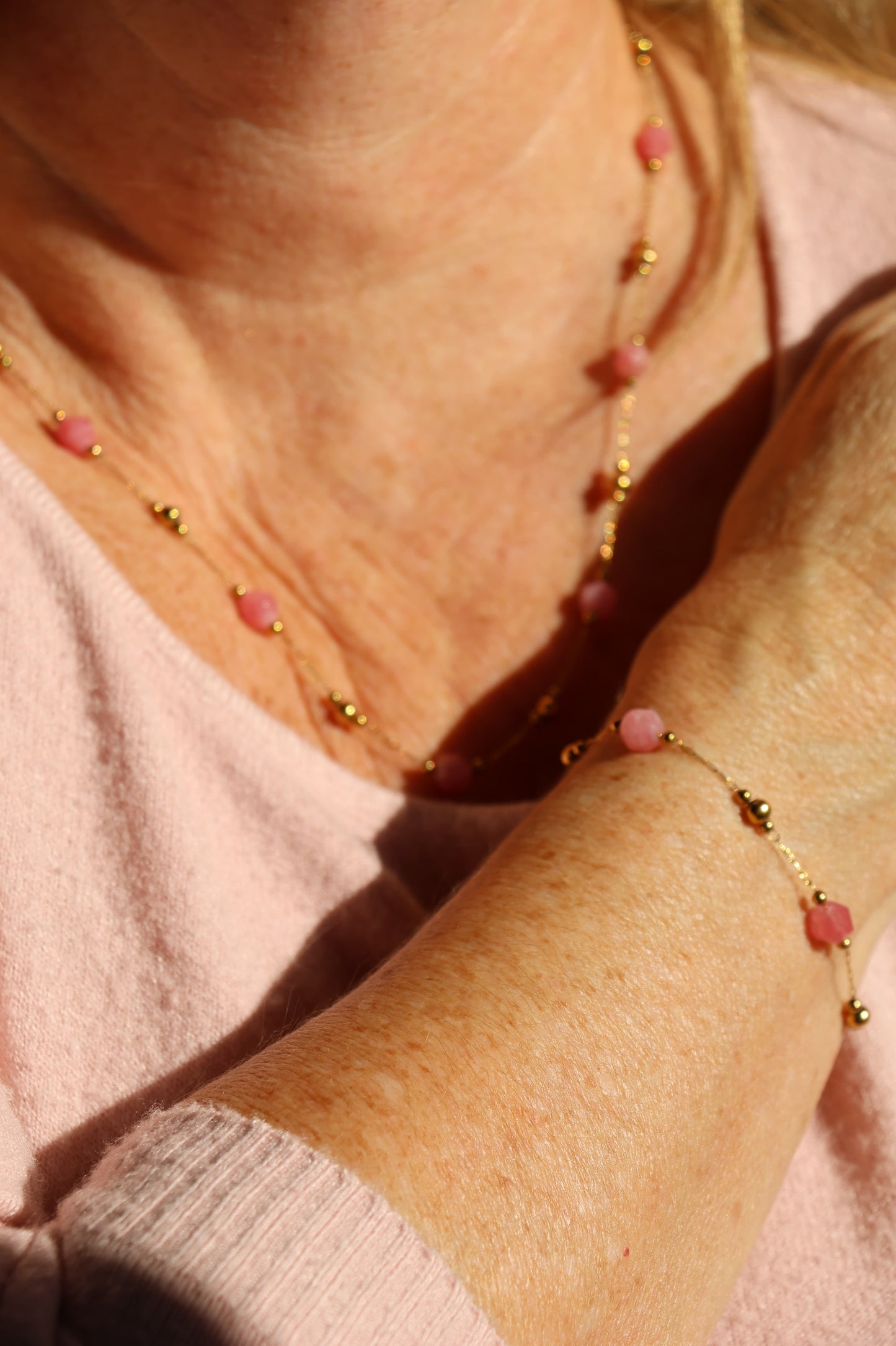 Bracelet acier inoxydable avec perles en pierres roses