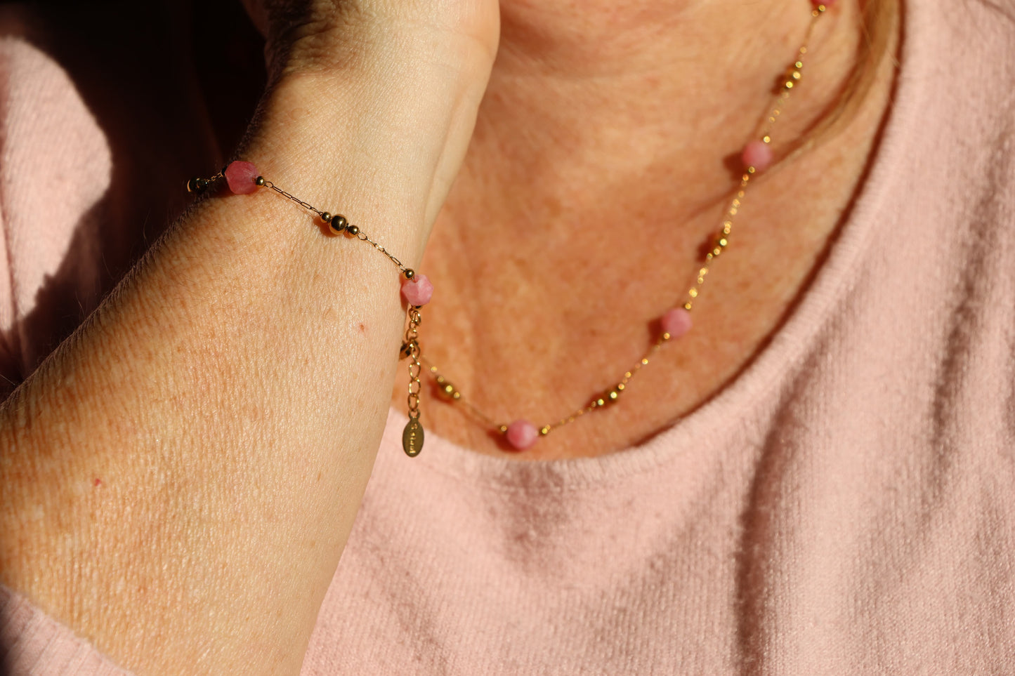 Bracelet acier inoxydable avec perles en pierres roses