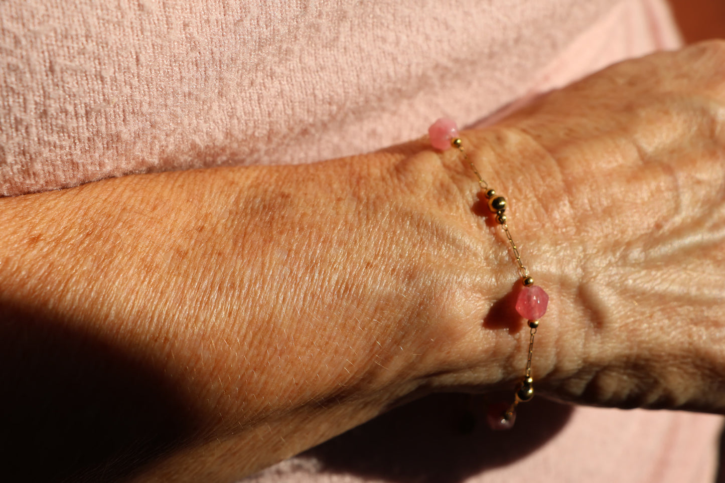 Bracelet acier inoxydable avec perles en pierres roses