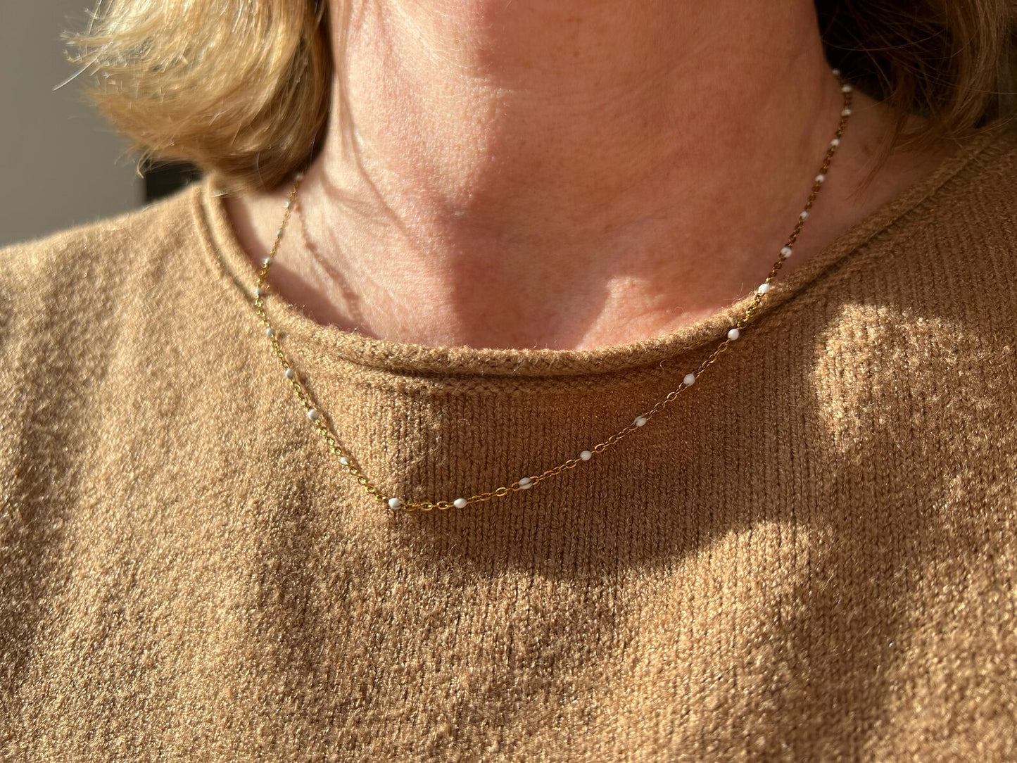 Collier fin doré avec perles blanches