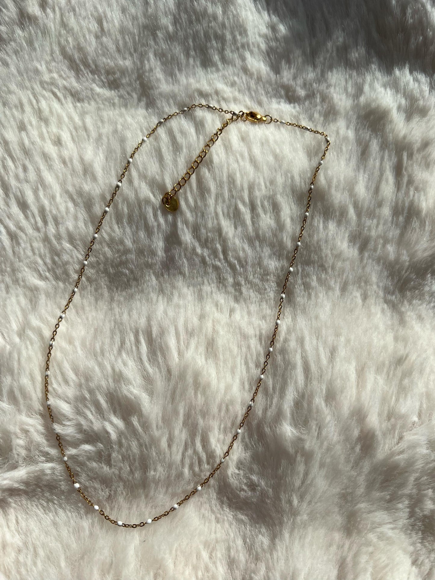 Collier fin doré avec perles blanches