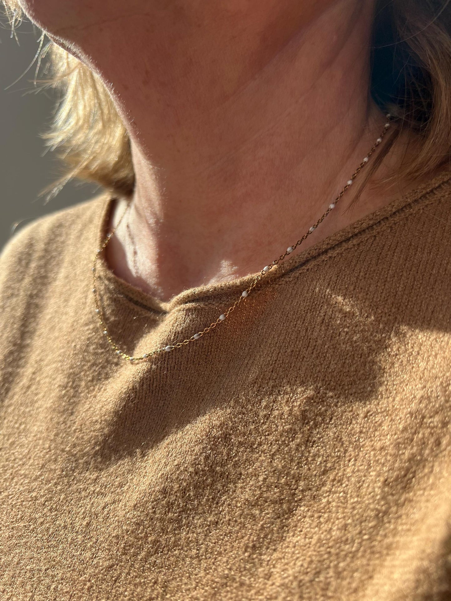 Collier fin doré avec perles blanches
